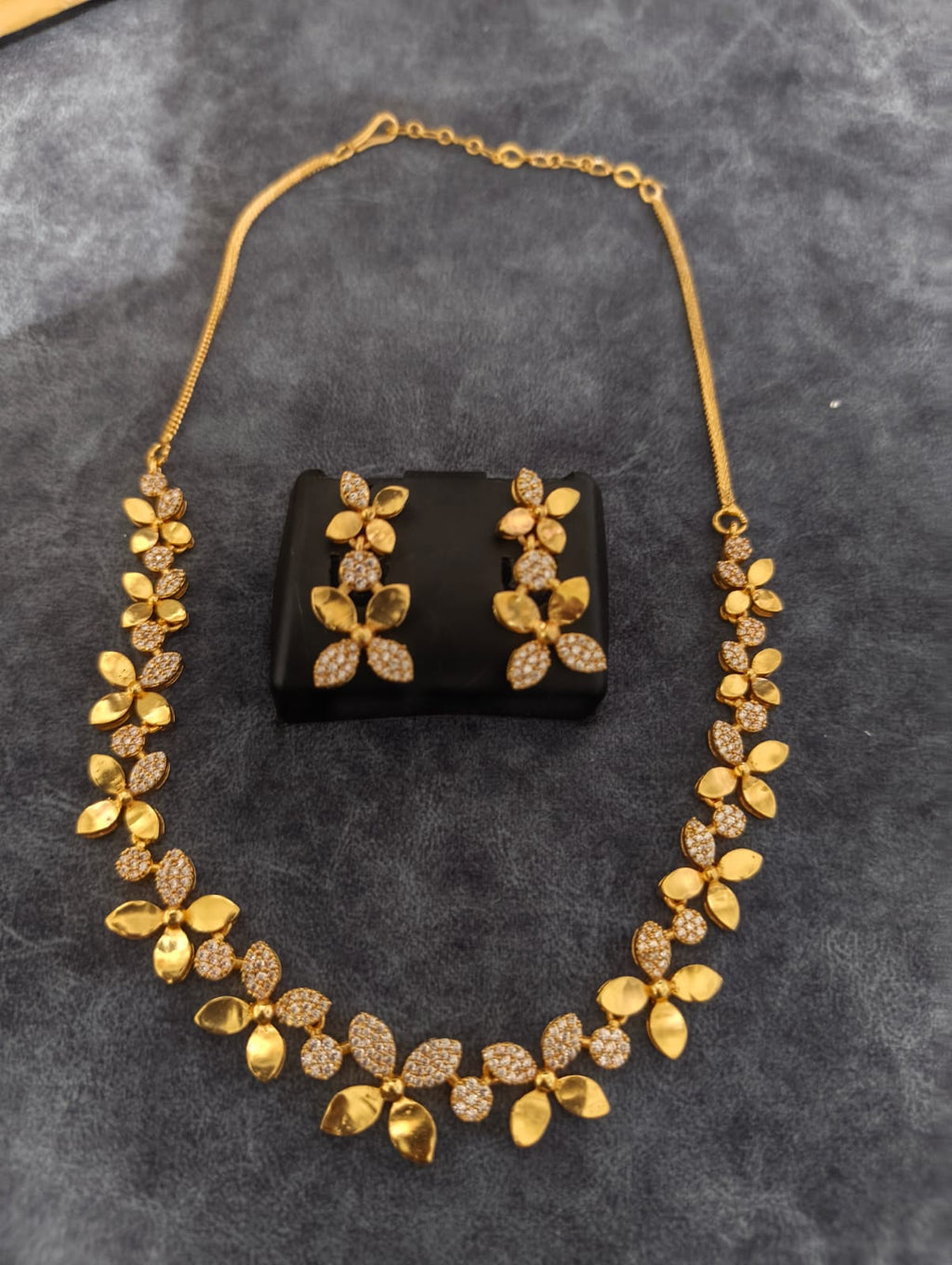 Orniya Necklace Set with Earrings