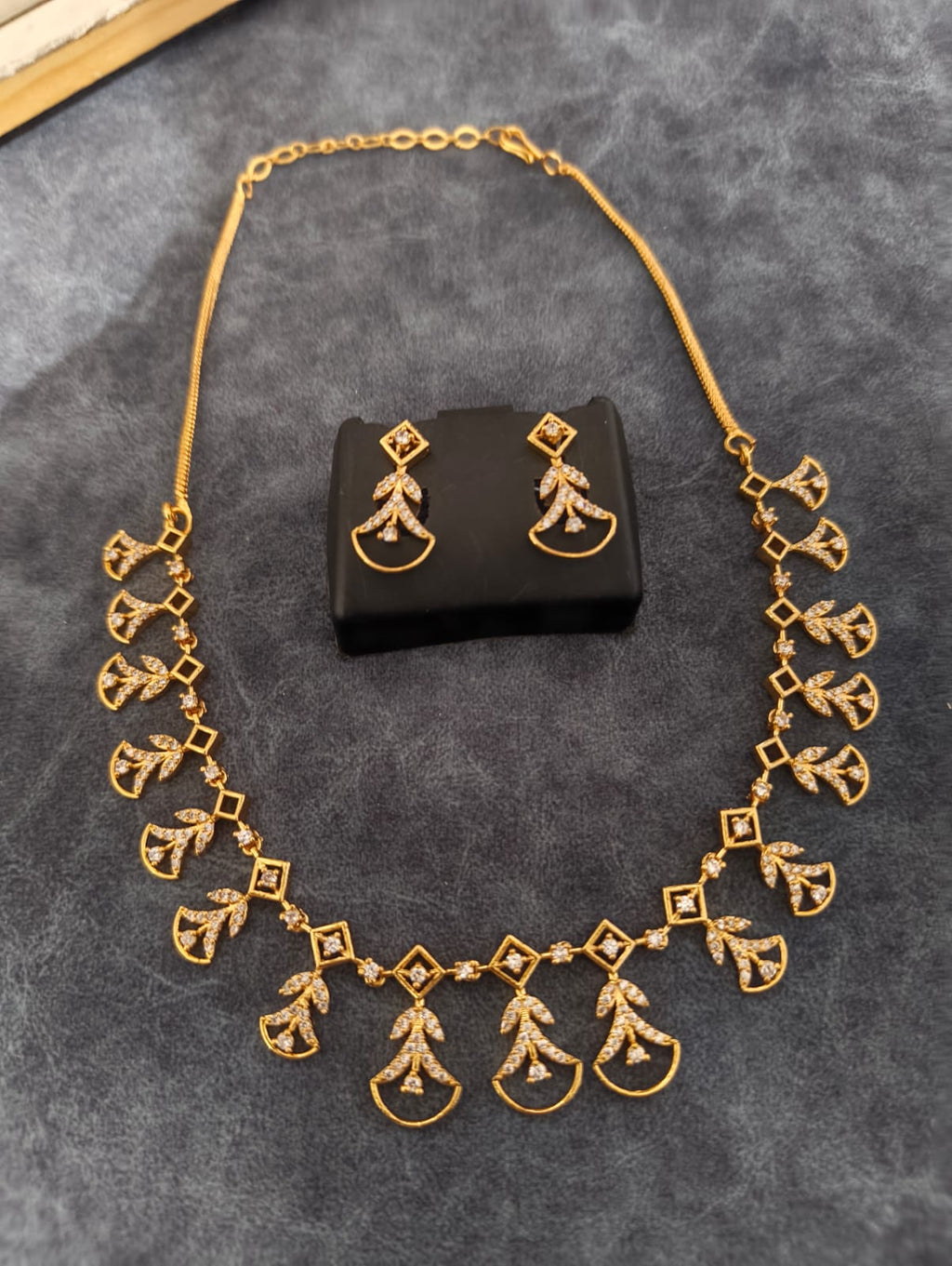 Orniya Necklace Set with Earrings