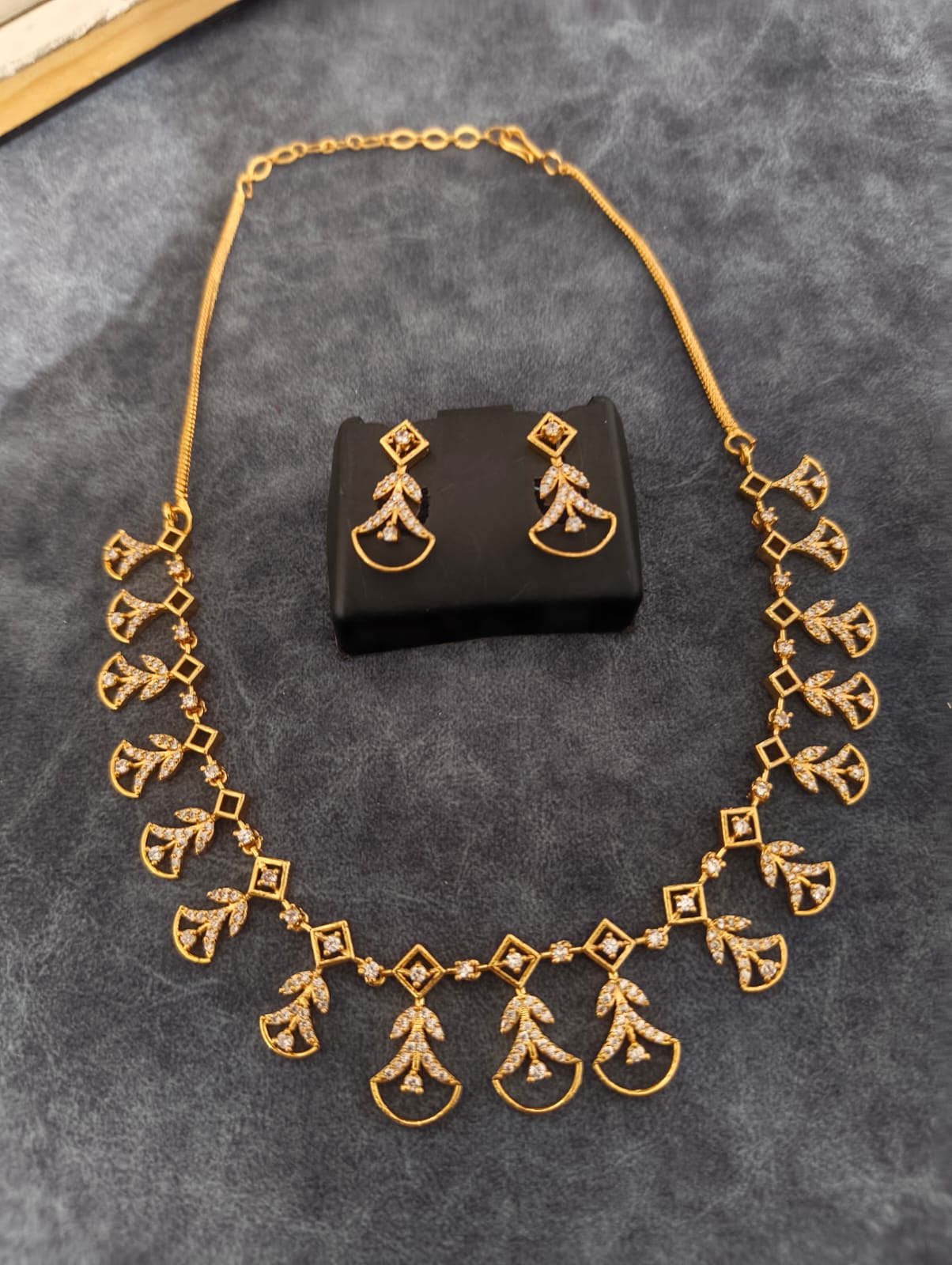 Orniya Necklace Set with Earrings