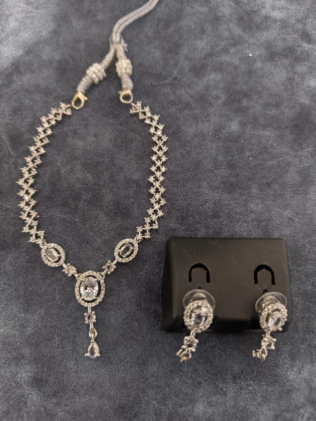 Orniya Necklace Set with Earrings