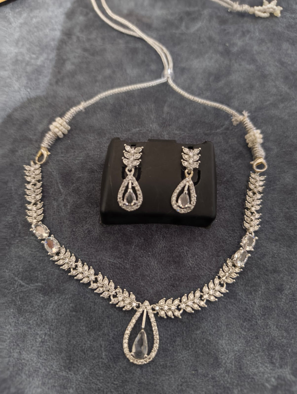 Orniya Necklace Set with Earrings
