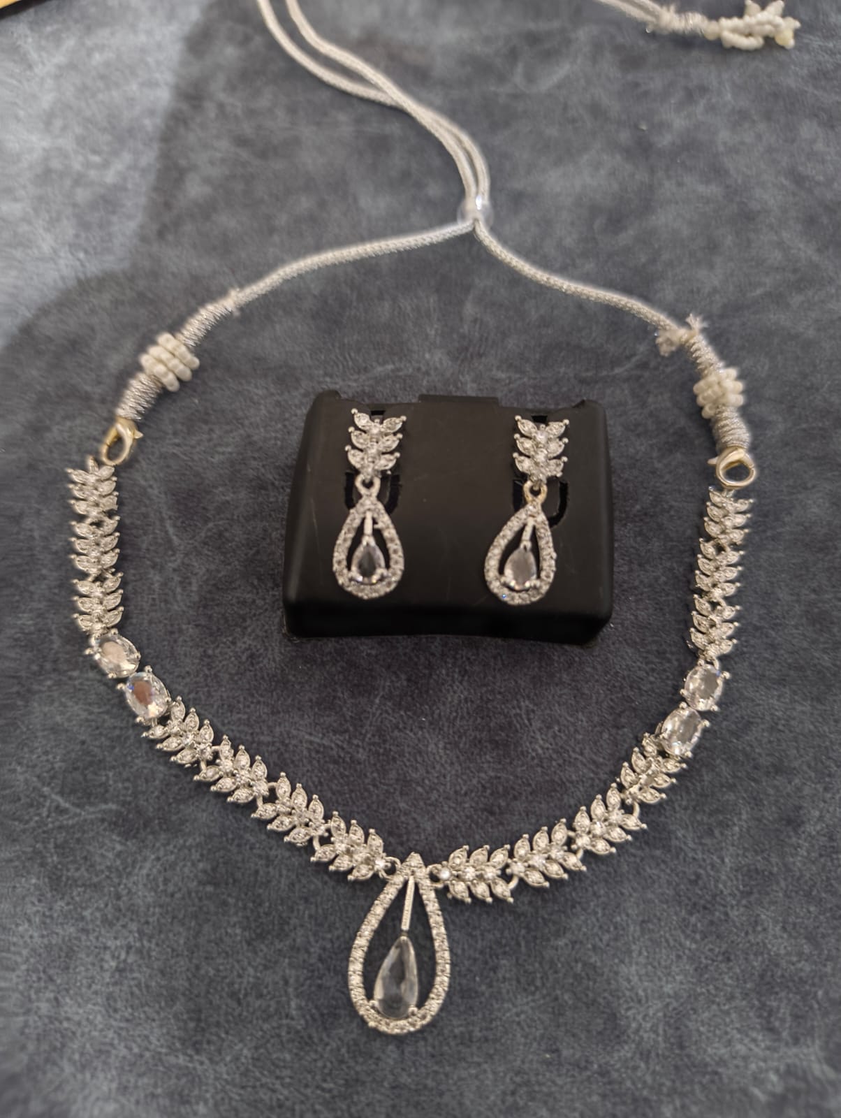 Orniya Necklace Set with Earrings