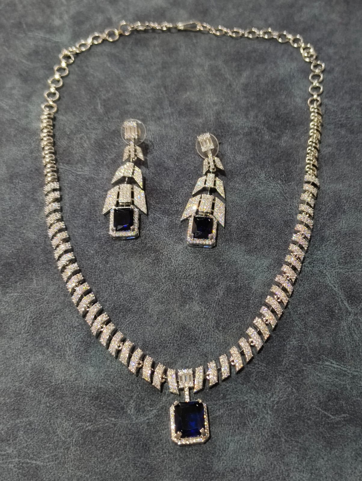 Orniya Necklace Set with Earrings