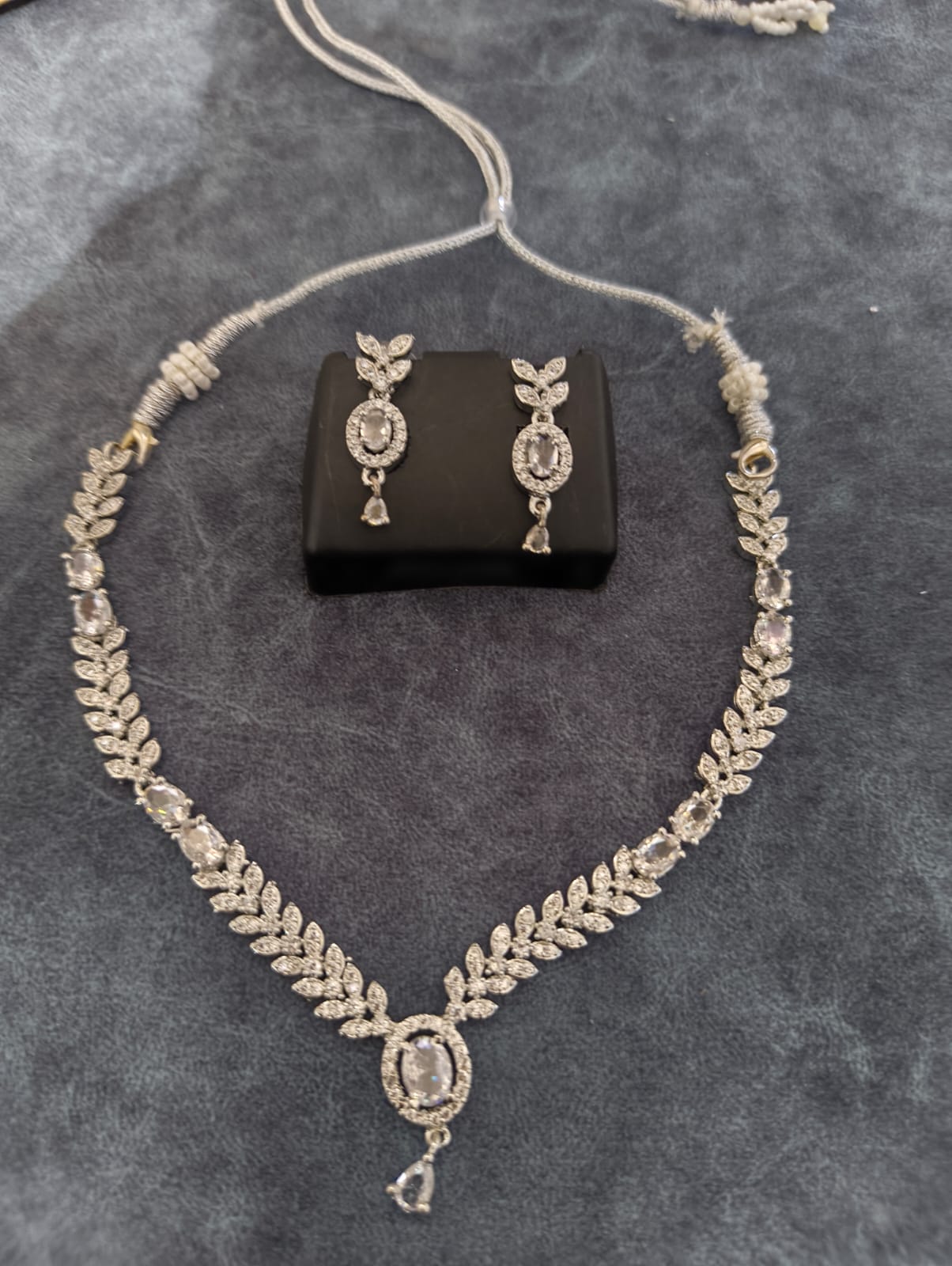 Orniya Necklace Set with Earrings